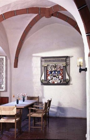 Meißen, Freiheit 13. Sankt Afra (1205 gegründet). Nutzung als Hochschule für die Landwirtschaftlichen Produktionsgenossenschaften (heute Sächsisches Landesgymnasium St. Afra). Kreuzgang mit Wappenstein und Möbelausstattung (1965/1966; Deutsche Werkstätten Hellerau)