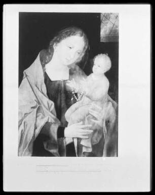 Maria mit dem Kinde, das mit einem Rosenkranz spielt