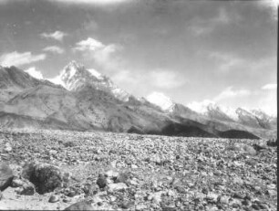China. Sinkiang (Xinjiang). Kunlun. Oberes Karakasch-darja-Tal. Blick auf die rechte (nördliche) begleitende Bergkette