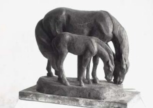 Weidende Stute mit Fohlen. Bronze; H. 27,5 cm (vor 1945; E. Richter). Dresden-Striesen, Borsbergstraße 11, Atelier der Bildhauerin