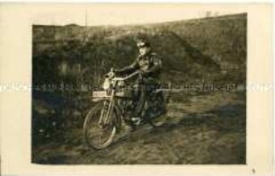 Der Soldat Max Musiol auf einem Motorrad