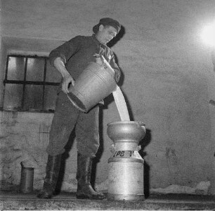 LPG Basedow. Melker beim Umschütten der Milch