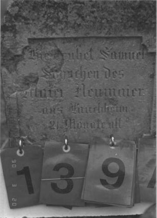 Grabstein 139 (Index: 100008981) Zustand: obere rechte Ecke abgebröckelt Maße HxBxT: 60x30x6 cm Besonderheit: Kindergrab: Grabstein 139A