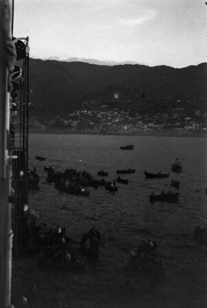 Händlerboote : Händlerboote neben einem Dampfer bei Funchal. Im HIntergund die Stadt Funchal.