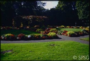 Potsdam, Neuer Garten, Sommerbepflanzung im Blumengarten vor der Orangerie.