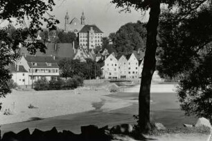 Landsberg am Lech, Stadtansicht : Landsberg am Lech. Stadtansicht mit Jesuitenklosterkirche Heilig Kreuz und Gymnasium. Blick über den Lech nach Osten
