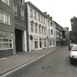 Cottbus, Burgstraße. Blick nach Südwest gegen Spremberger Turm mit Wohn-und Geschäftshäusern, Nr. 26/25