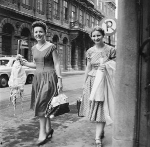 Budapest. Zwei junge Frauen mit Blumensträußen