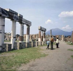 Pompeji. Forum civile. Römische Travertinsäulen