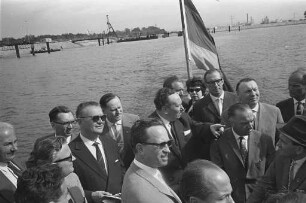 Informationsfahrt des Gemeinderats durch das im Bau befindliche Raffineriegelände und den Ölhafen.
