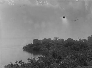 Insel : Blick über eine Insel in einem See, vermutlich die Insel Iwawa im Lake Kivu
