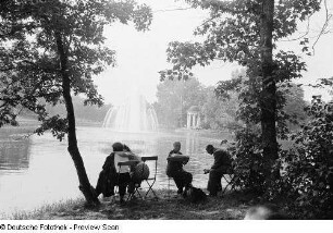 agra-Park, Menschen im Park mit Blick zum Monopteros