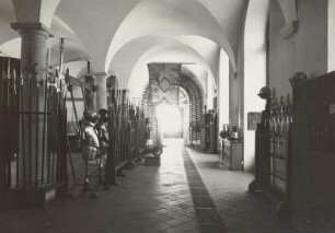 Raumaufnahmen Stallgebäude und Zwinger : Dresden, Johanneum, Obergeschoss. Historisches Museum, Kriegswaffensaal, Saal 9. Lichthofseite gegen den Orientalischen Saal. Aufnahme im Mai 1942 vor der Bergung