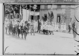 Fronleichnamsprozession in Sigmaringen vor dem Prinzenbau; Spitze der Prozession