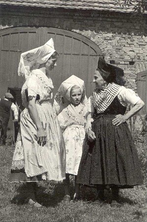 Festtagstracht aus Dissen : Kleidung - niedersorbische Tracht. Ort: Dešno / Dissen. Niedersorbische Festtagstracht (die alte Frau trägt die dunkle Tracht).