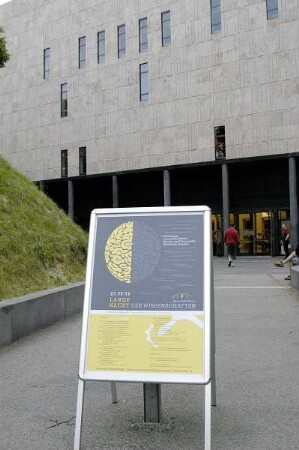 Hinweisschild vor dem Haupteingang