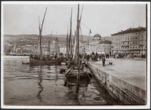 Triest, Italien. Hafenpartie mit Palazzo Carciotti