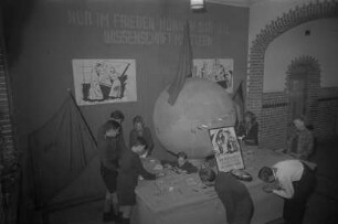 Wilhelm-Wundt-Schule (Zentralschule) in Tangerhütte bei Stendal : Ausstellungsstand der Pioniergemeinschaft Former und Gießer