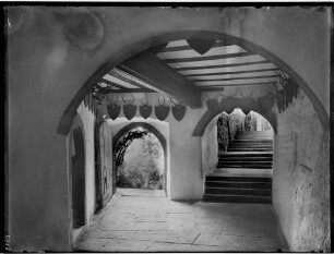 Zwingenberg Schloss Zwingenberg Torgebäude - offener Raum mit Treppenaufgang und an den Wänden hängen Geweihe