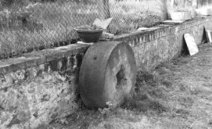 Schwepnitz-Zeisholz. Ehem. Neitschmühle, Mühlstein