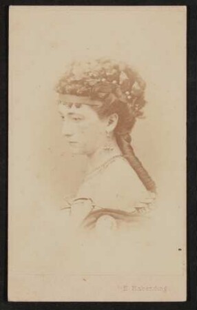 Portrait von Charlotte Wolter im Halbprofil