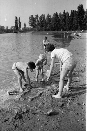 Beginn des Badebetriebs im Rheinstrandbad Rappenwört.