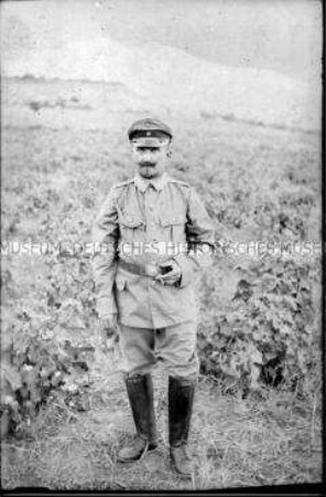 Soldat auf einem Feld, 1. Weltkrieg