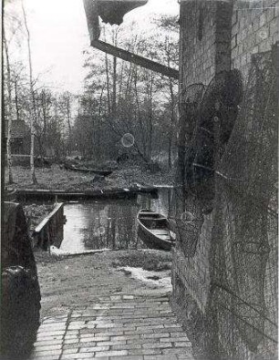 Boote am Fluss : Fischerboote am Flussufer, Fischernetze