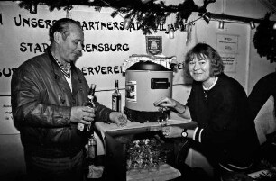 Weihnachtsmarkt am Schloss: Christa Drenckhahn und Ehemann Hans Werner verkaufen Glühwein