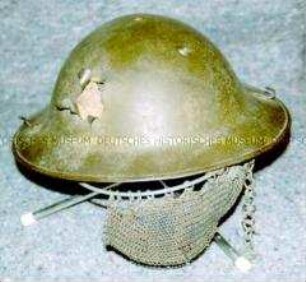 Stahlhelm Mk I, mit Kettenschutz und Splitterdurchschlag