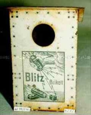 Blechernes Vogelhäuschen zum Durchleuchten von Eiern mit Werbeaufdruck "Blitz Brikett" (auf Deckel: "Eierprüfer" D.R.G.M. No. 357847.)