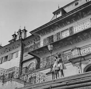 Dresden-Pillnitz. Schloss Pillnitz. Portrait von zwei Mädchen an der Treppe vorm Wasserpalais