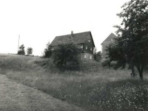 Niederalbertsdorf (Langenbernsdorf-Niederalbertsdorf), Dorfstraße 41. Bauerngut (um 1800). Wohnstallhaus. Feldseite