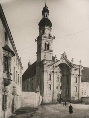 Tirol. Österreich. Stift Wilten bei Innsbruck. Ansicht der 1665 geweihten frühbarocken Stiftskirche. Kirchgang