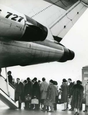 Hamburg. Flughafen Fuhlsbüttel. Passagiere betreten die Boeing 727 der Lufthansa über eine Gangway