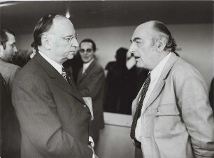Stefan Heym mit Kurt Hager auf dem DDR-Schriftstellerkongreß 1973