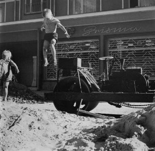 Dresden-Striesen, Borsbergstraße. Ein kleiner Junge springt von einer Dampfwalze