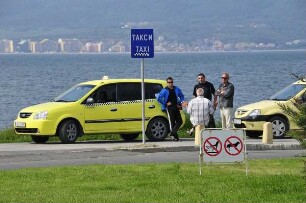 Nessebar - Taxihalteplatz : Taxifahrer warten auf Fahrgäste. Aufgenommen in Alt-Nessebar am 19. Mai 2011