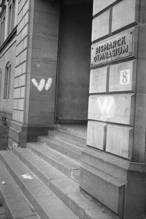 Schmierereien der "Aktion Widerstand" an der Hausfassade am Eingang des Bismarck-Gymnasiums