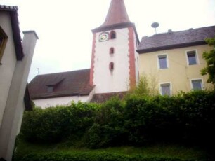 Evangelische Pfarrkirche-Ansicht von Süden aus dem Ort mit Kirche (im Kern Gotisch) in erhöhter Lage am Ortsrand
