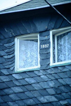 Detail Wohnhausgiebel: Jaherzszahl 1857 zwischen den Fenstern