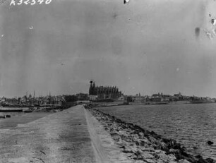 Kathedrale und Hafen von Palma de Mallorca : Blick von einem Kai im Hafen von Palma de Mallorca auf die Stadt und die Kathedrale der Heiligen Maria