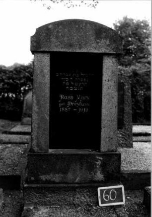 Grabstein 60 (Index: 100110278) Material: Kalkstein mit schwarzer Marmorplatte Zustand: gut Maße HxBxT: 177x90x24 cm Beschreibung: ädiculaartige Stele, getreppter Sockel, Segmentbogenabschluß, eingetiefte Schriftplatte rechteckig: Grabstein 60