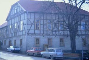 Altes Gemeindehaus mit Baum