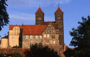 Quedlinburg - Stiftskirche : Die Stiftskirche von Quedlinburg von Westen gesehen. Aufgenommen ca. 1995