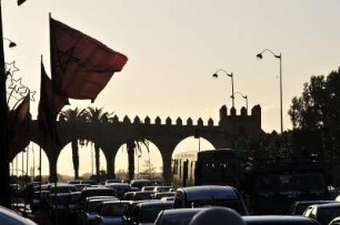 Verkehrsstau an der Stadtmauer : Rabat ist die Hauptstadt des Königreiches Marokko. Verkehrsstau vor dem Stadtmauertor Bab er-Rouah am Nachmittag, aufgenommen am 05.11.2008