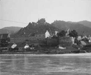 Dürnstein : Ansicht von Dürnstein mit der Stadtbefestigung im Bildvordergrund und der Ruine der ehemaligen Felsenburg Dürnstein im Hintergrund.