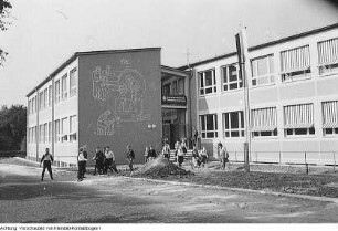 Schule, u.a. Dresden, 7. Mittelschule: Kunstunterricht, Linolschnitt - 1. POS Dr. Kurt Fischer, Marienallee 5, 1. Projekt zum Neubau - 38. Mittelschule (ab 1971 38. POS Alfred Thiele) in Dresden-Naußlitz, Pausensport - 41. Grundschule, Dresden-Mickten, Fahrrad - Neubau Fetscherstraße - 65. Grundschule, Dresden-Kleinzschachwitz, Schülerlabor - 33. Mittelschule (ab 1985 33. POS Anna Seghers), Neubau, errichtet 1958-59 - Deutsches Hygiene-Museum Dresden - Schülerkonzert - Abschlußprüfung Chemie - EOS Pestalozzi, Kunstunterricht - Lehrer hilft bei Hausaufgaben, etc., Juni - Dezember 1959