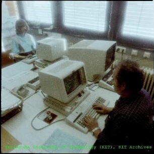 Zwei Mitarbeiter bei Tätigkeiten an Computern in der Hauptabteilung Dekontaminationsbetriebe (HDB)