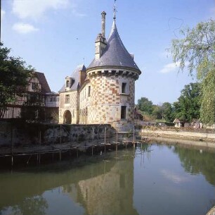 Frankreich/Département Calvados. Saint-Germain-de-Livet. Wasserschloß Saint-Germain-de Livet. Blick auf die Schloßinsel mit Rundturm von Süden
